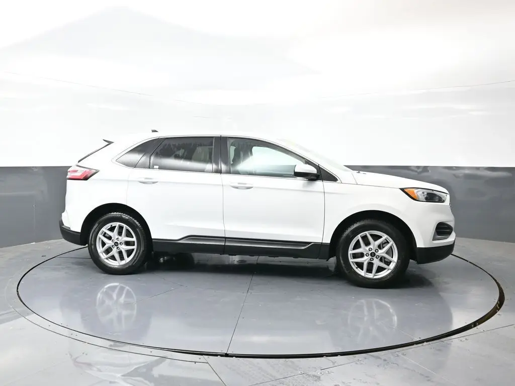 2023 Ford Edge SEL photo 2