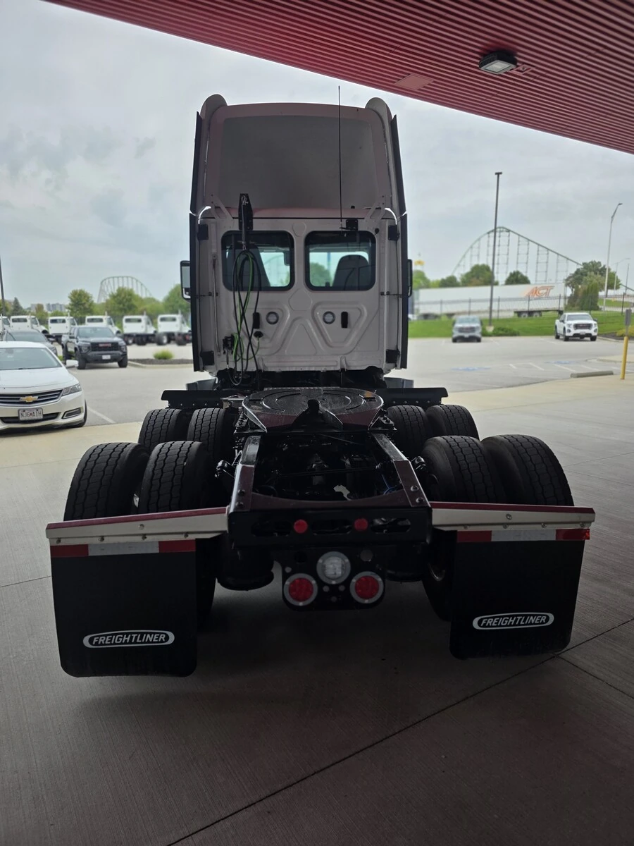 2027 Freightliner Cascadia — photo 3