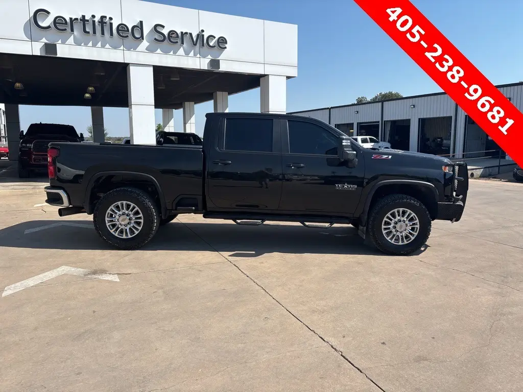 2024 Chevrolet Silverado 2500HD LT photo 2