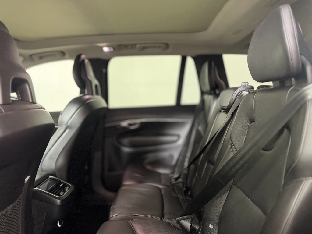 2020 Volvo - image 23