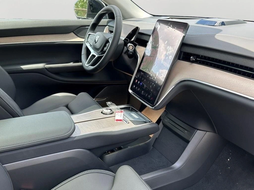 2025 Volvo - image 12