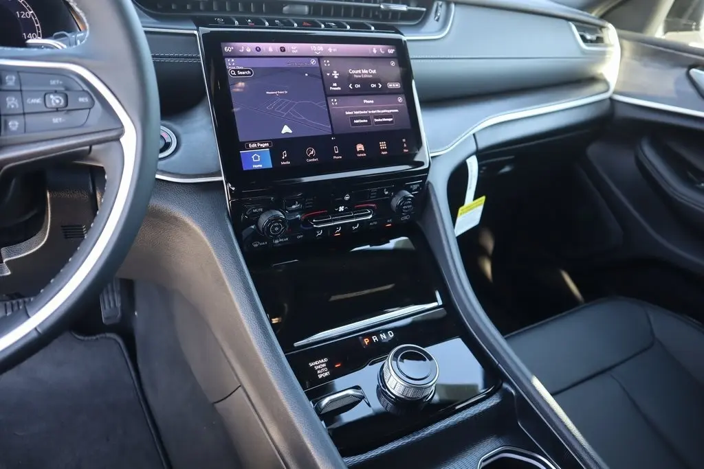 2025 Jeep Grand Cherokee Limited photo 4