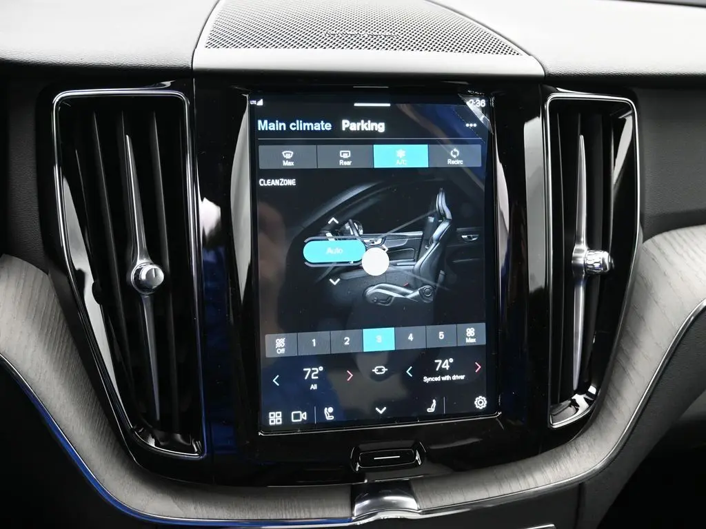 2025 Volvo - image 15