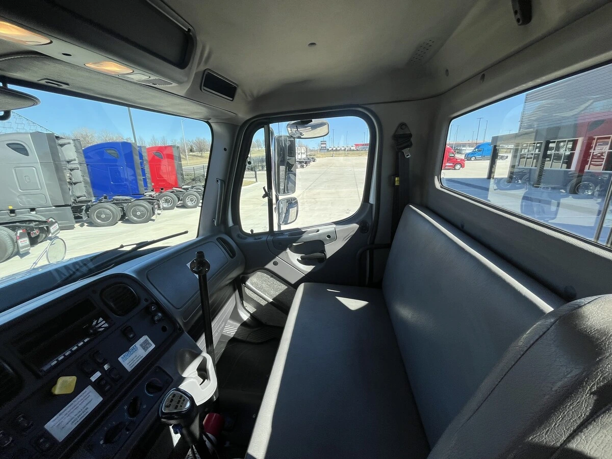2018 Freightliner 114SD - image 23