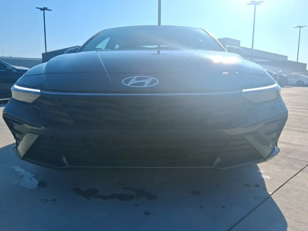 2025 Hyundai Elantra SEL Sport photo 2