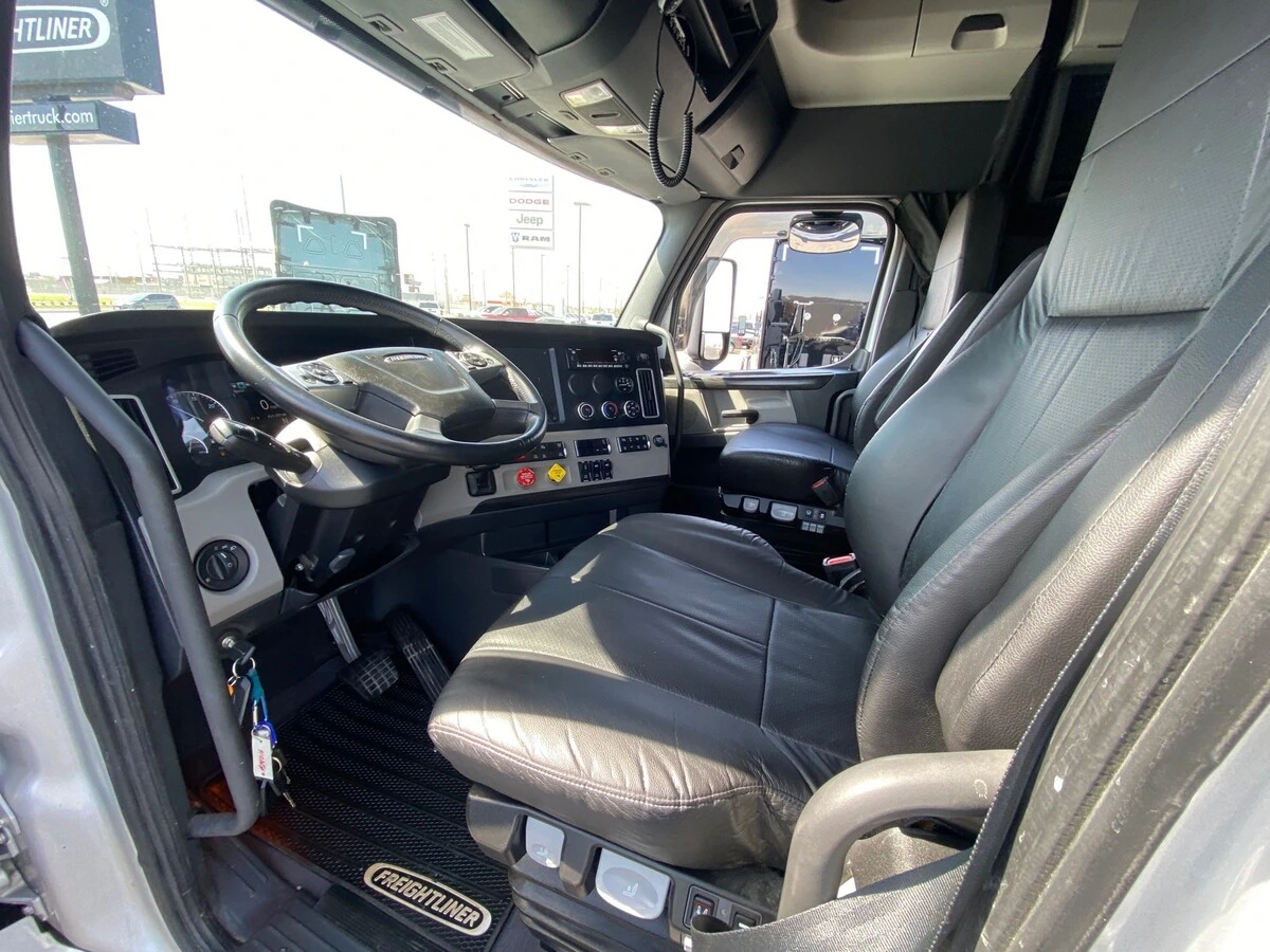 2024 Freightliner Cascadia - image 10