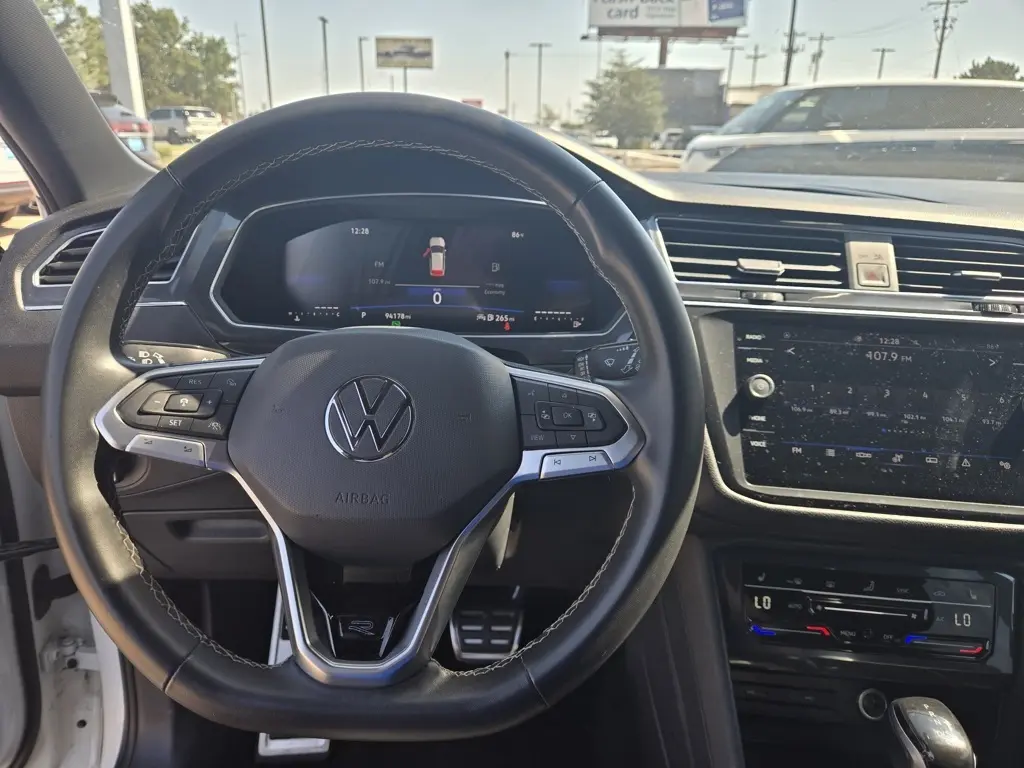2023 Volkswagen Tiguan SE R-Line Black photo 9