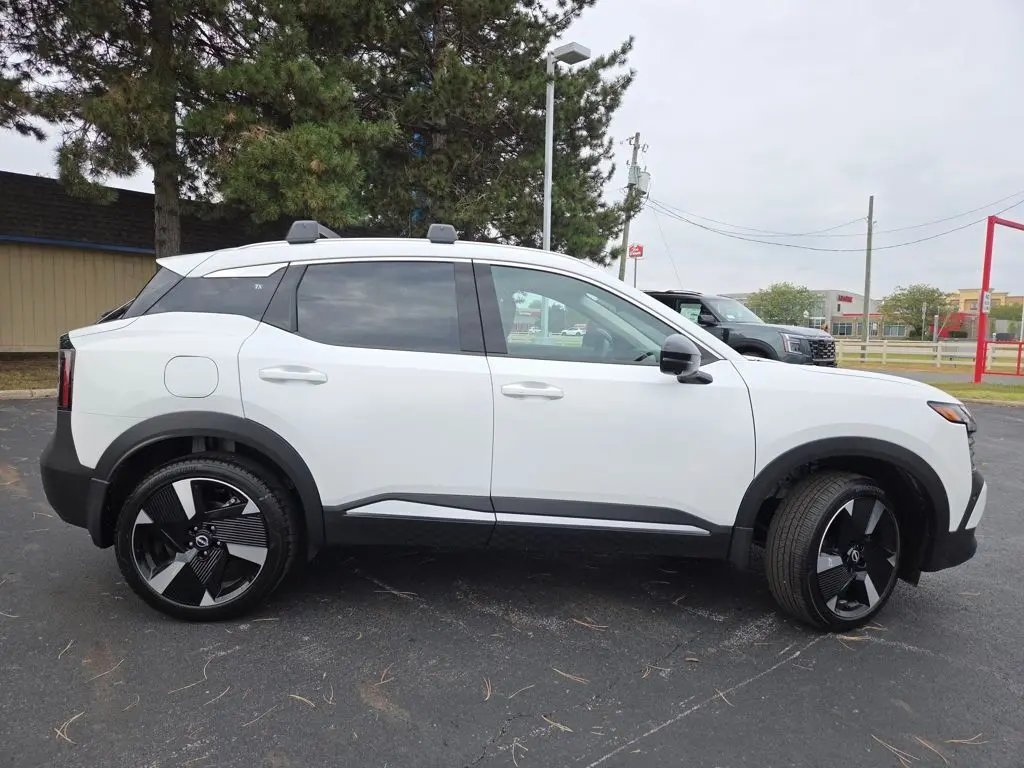 2026 Nissan Kicks SR photo 11