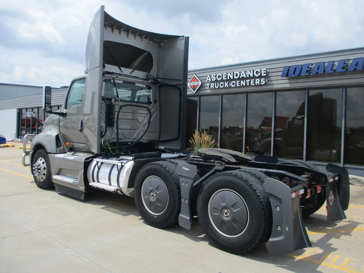 2022 International LT in Altoona, IA — photo 6