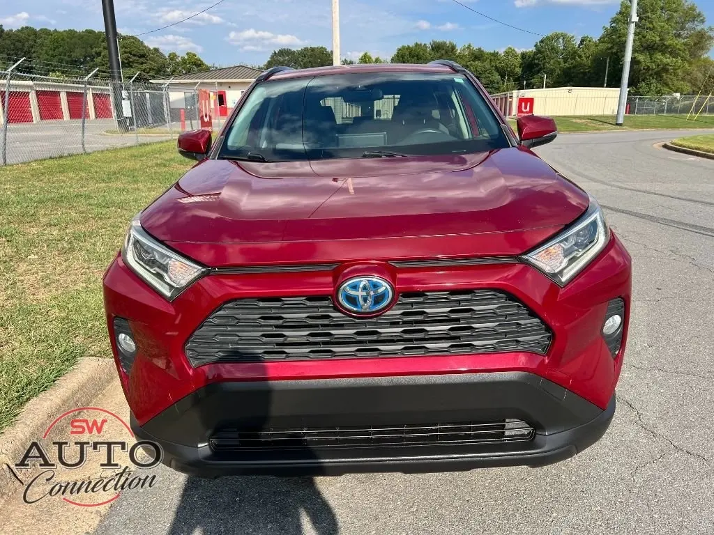 2020 Toyota RAV4 Hybrid XLE photo 3