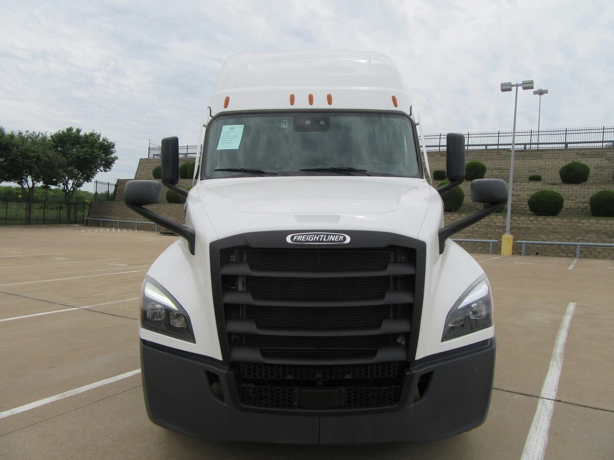 2025 Freightliner Cascadia — photo 7