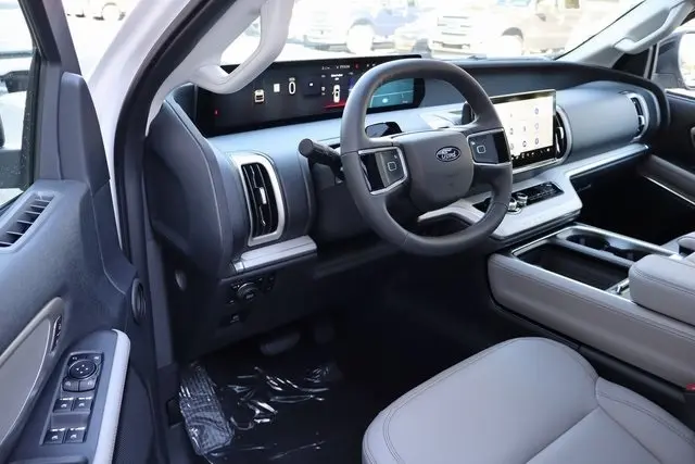 2025 Ford Expedition photo 4