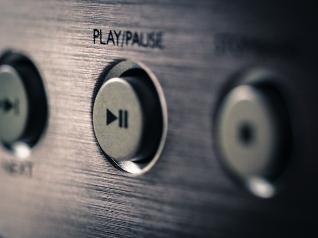 play pause on audio system