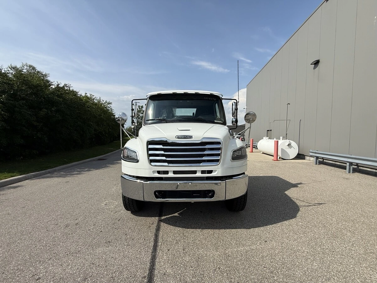 2027 Freightliner M2 106 — photo 3