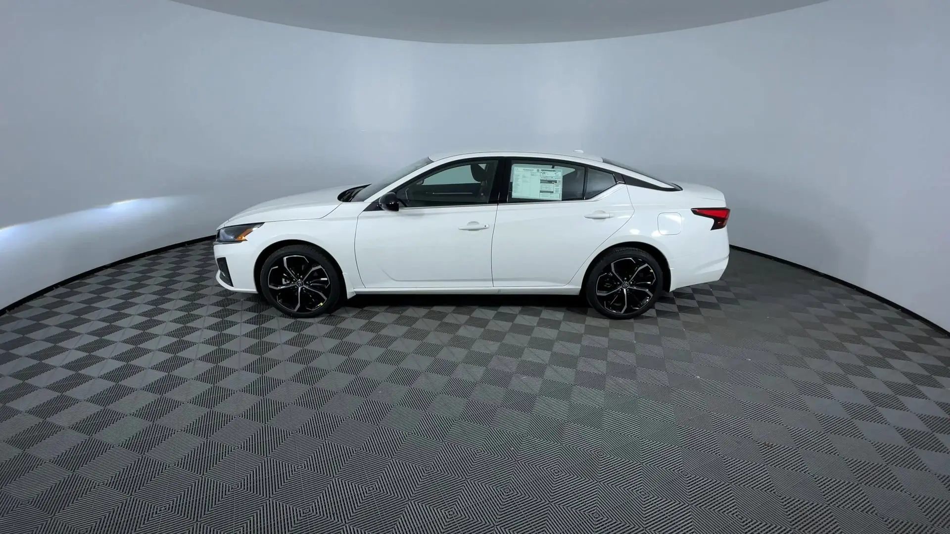 2025 Nissan Altima SR photo 4