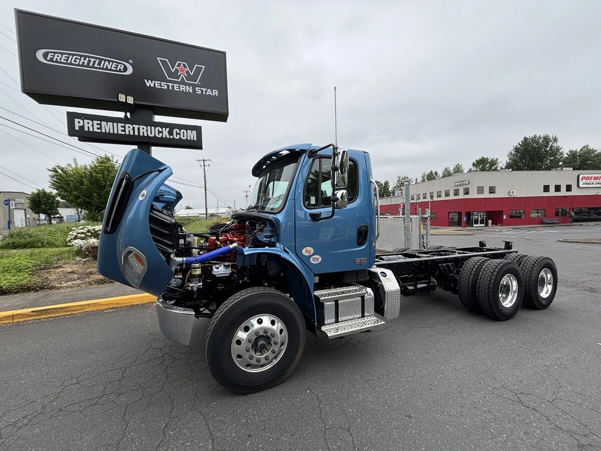 2025 Freightliner M2 106 in Roberts, WI — photo 3