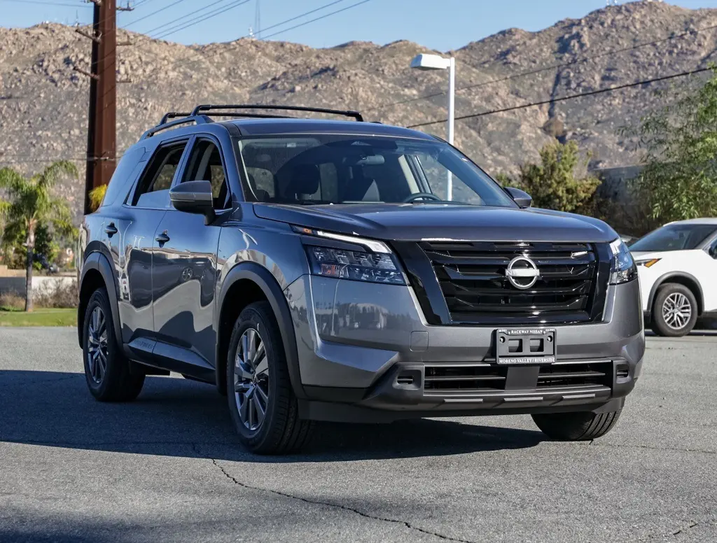 2025 Nissan Pathfinder SV's photo