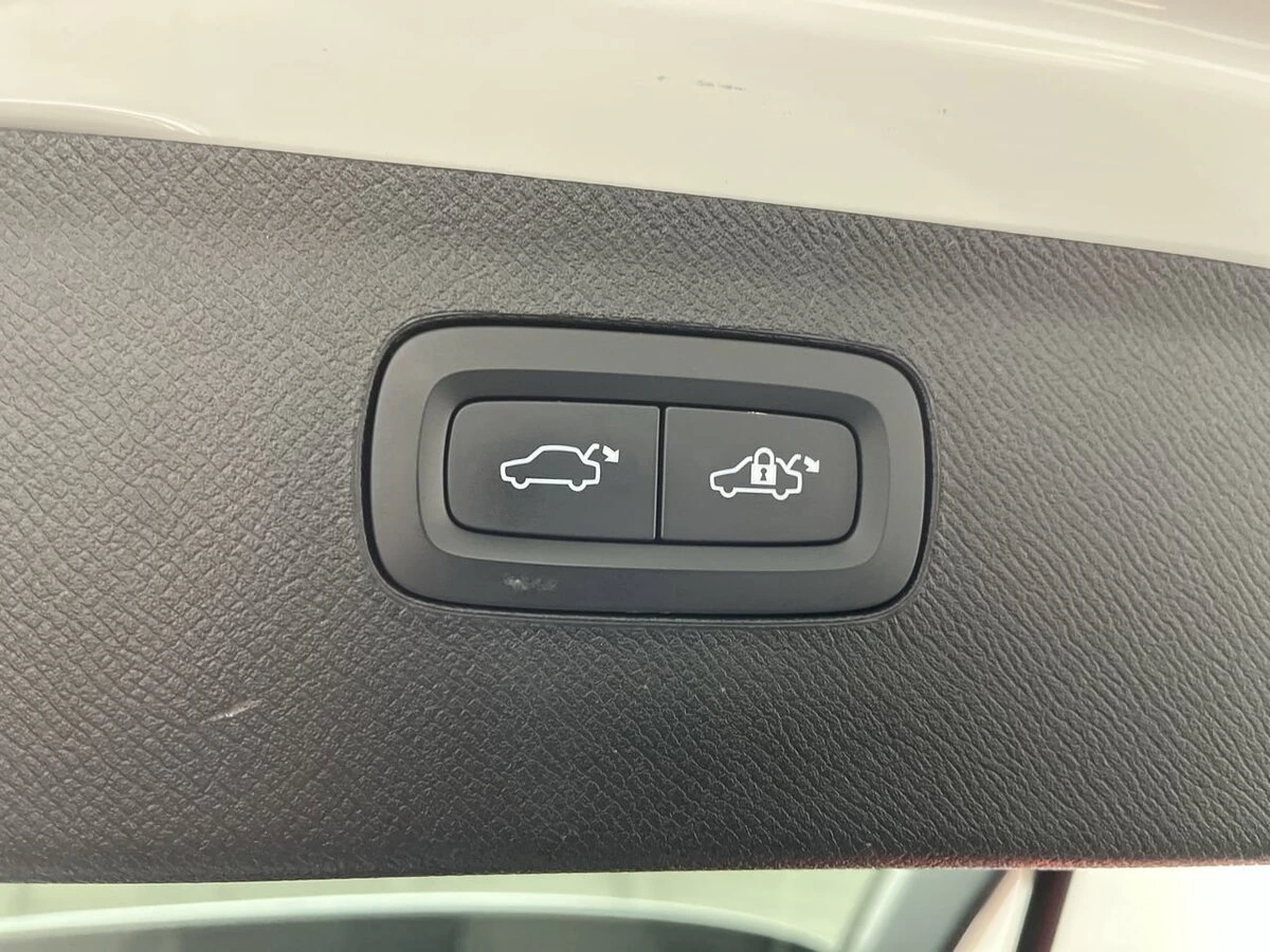 2022 Volvo - image 33