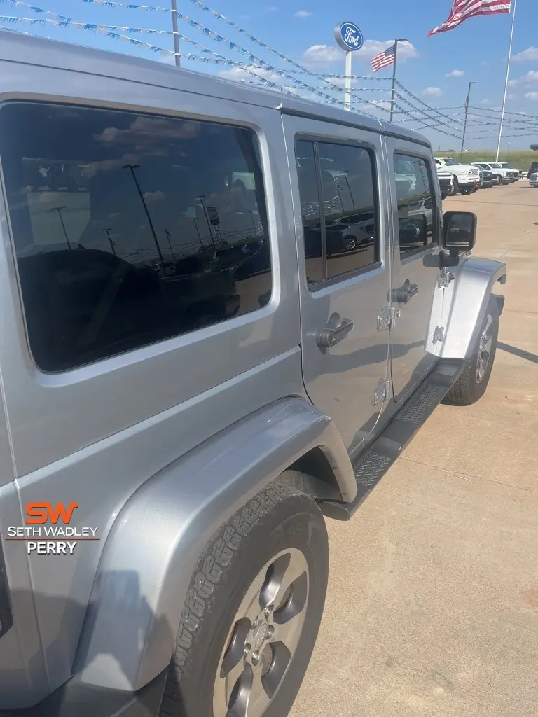 2016 Jeep Wrangler Unlimited Sahara photo 4