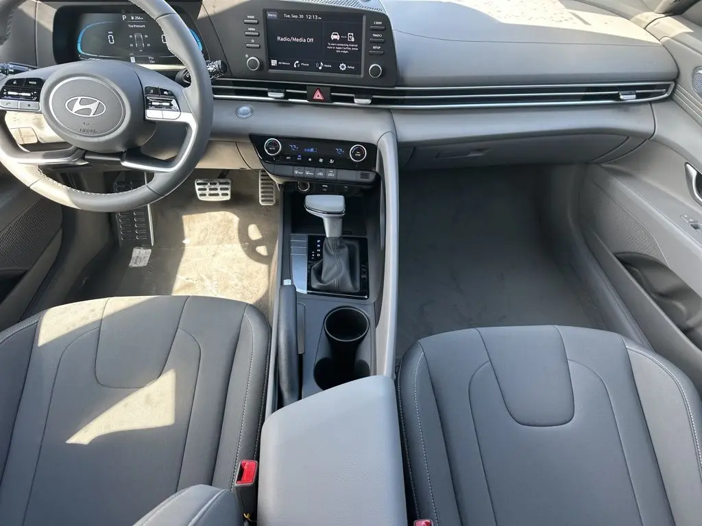 2025 Hyundai Elantra SEL Sport photo 24