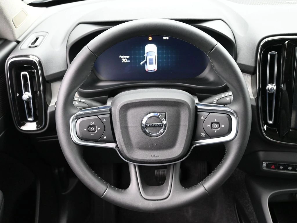 2025 Volvo - image 16