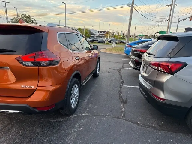 2018 Nissan Rogue SV photo 4