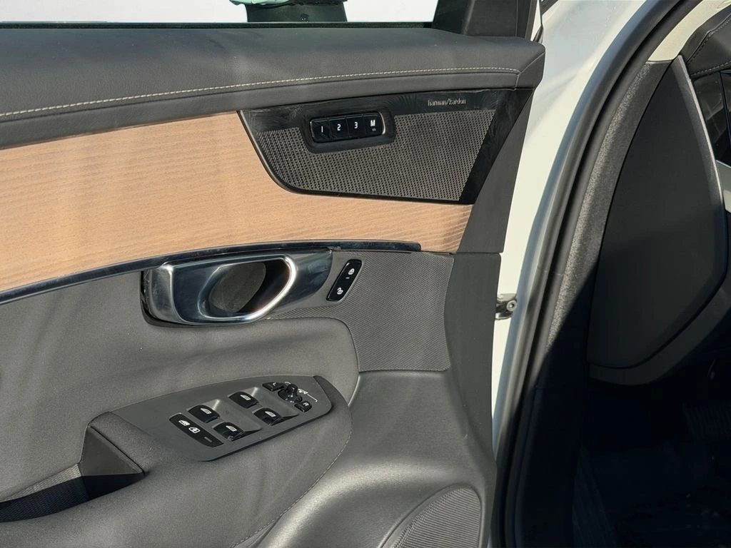 2025 Volvo - image 15