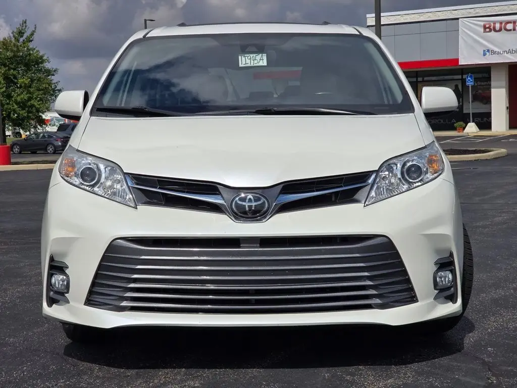 2020 Toyota Sienna XLE photo 2