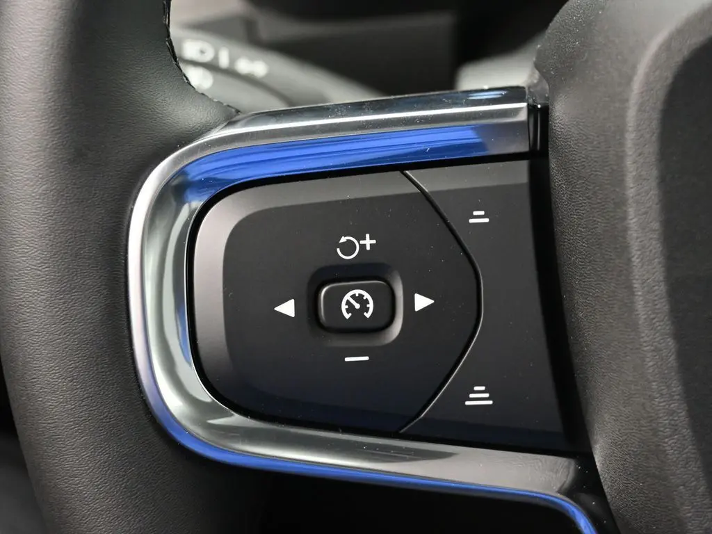 2025 Volvo - image 11