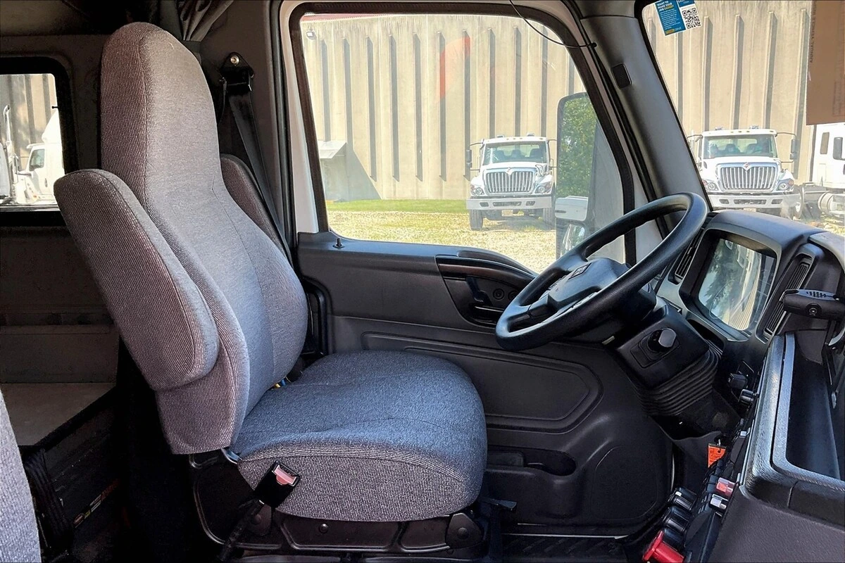 2022 International LT - image 8