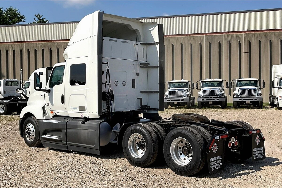 2022 International LT - image 11