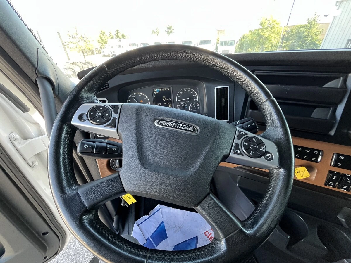 2022 Freightliner Cascadia - image 22