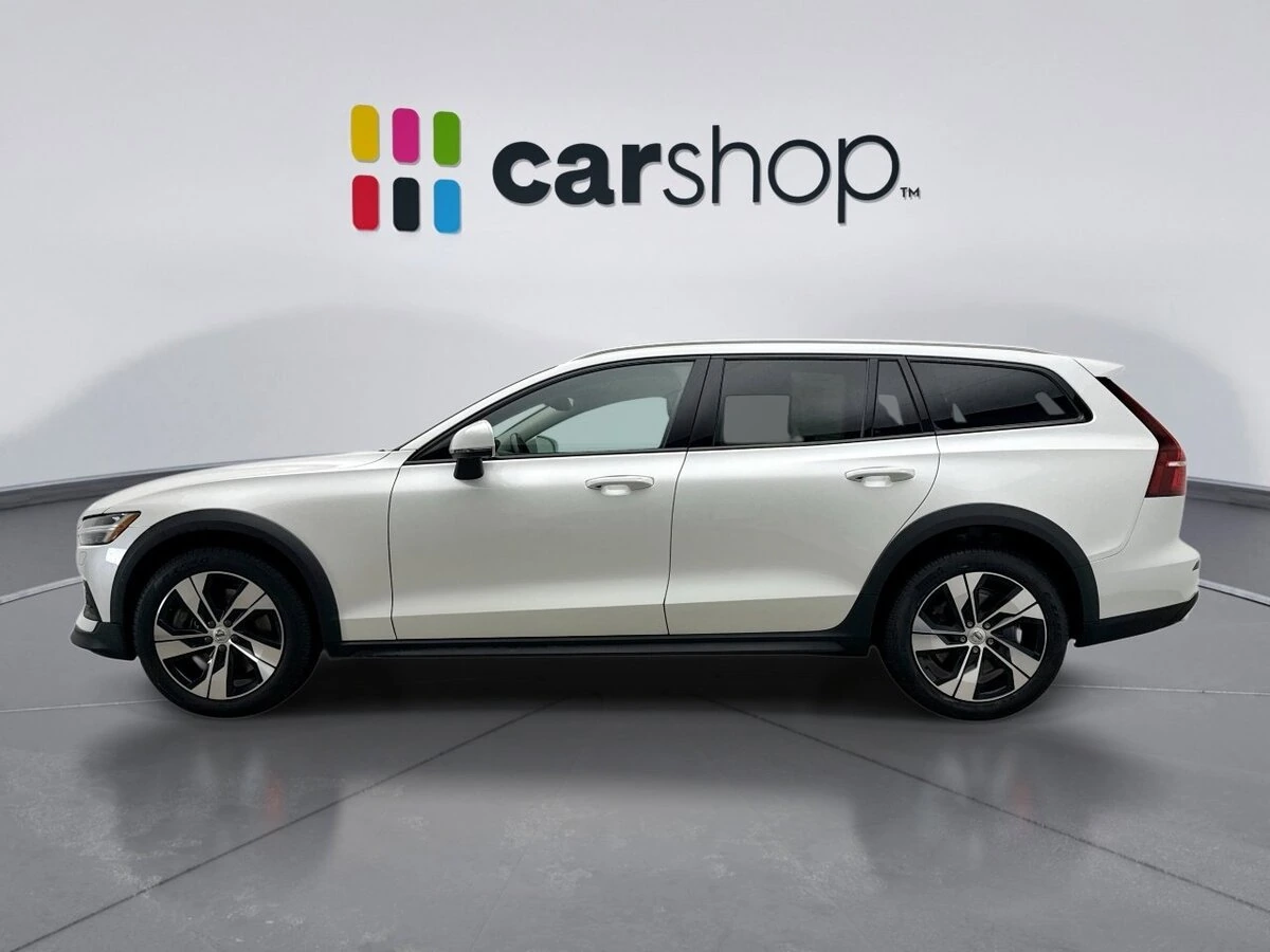 2022 Volvo - image 2