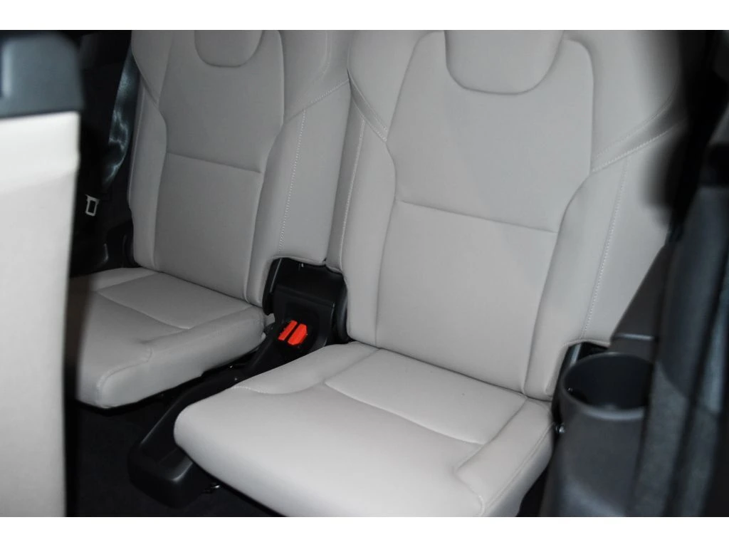 2026 Volvo - image 13