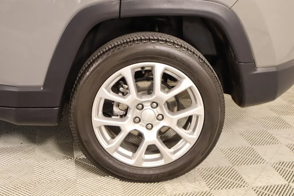 2024 Jeep Compass Latitude Lux photo 16