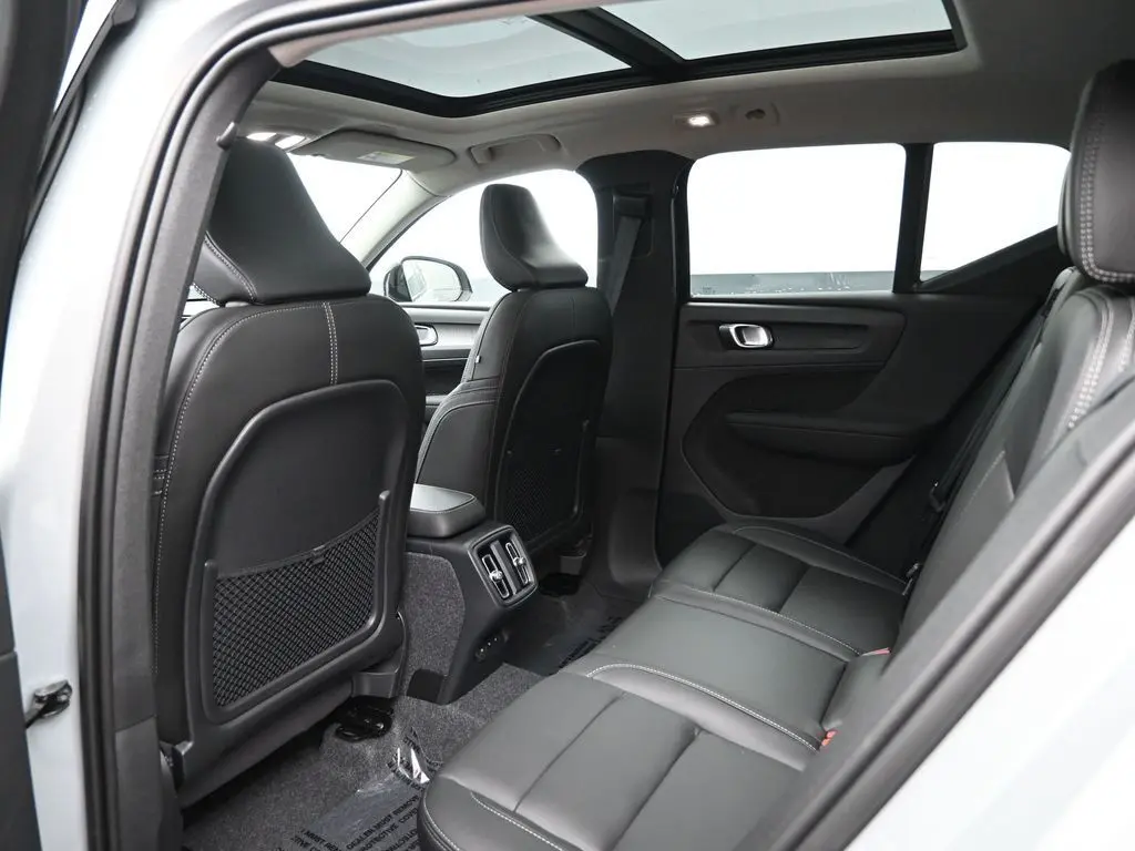 2026 Volvo - image 23