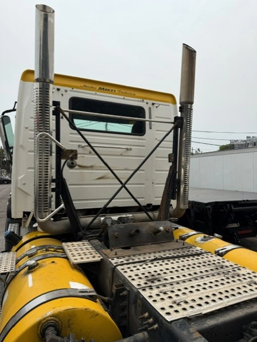 2015 Volvo VNL 860 in Brooklyn, NY — photo 4