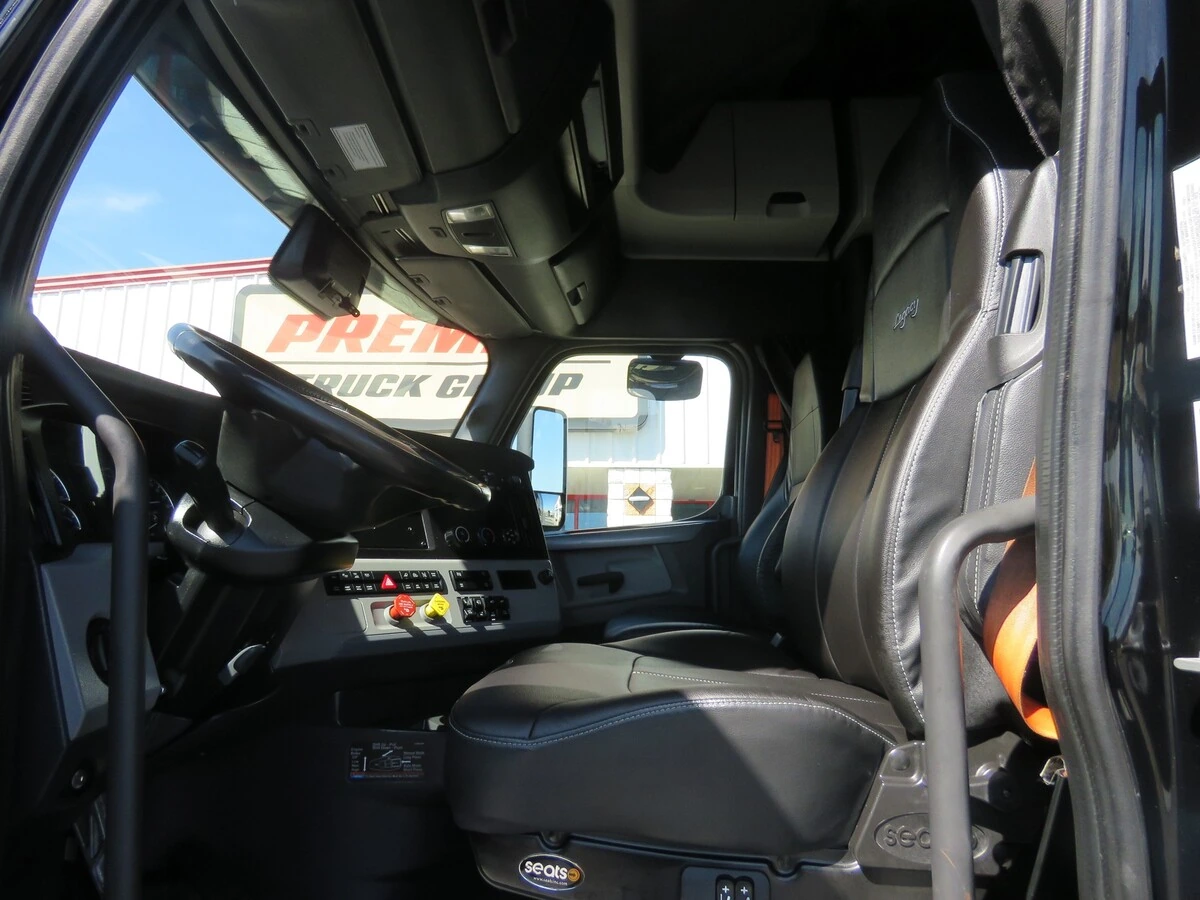 2022 Freightliner Cascadia - image 14