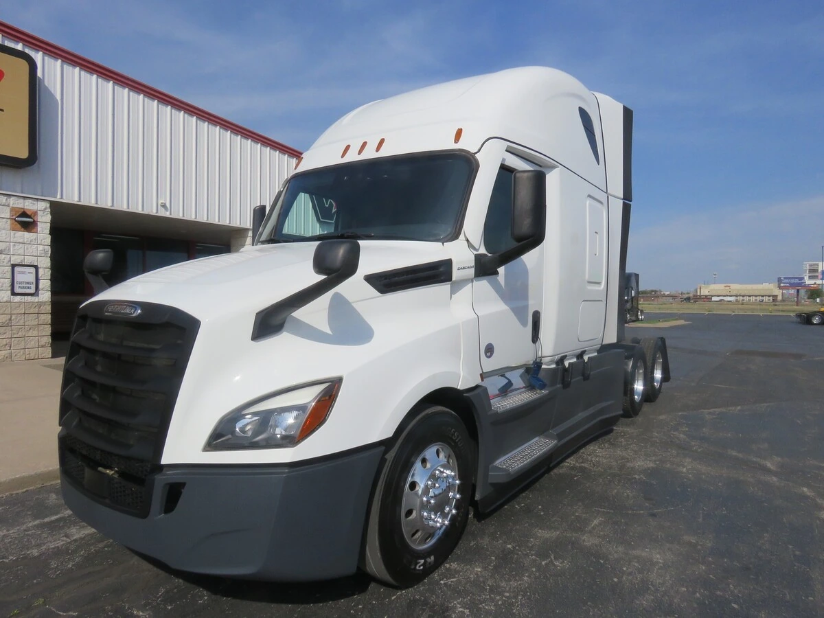2023 Freightliner Cascadia - image 1