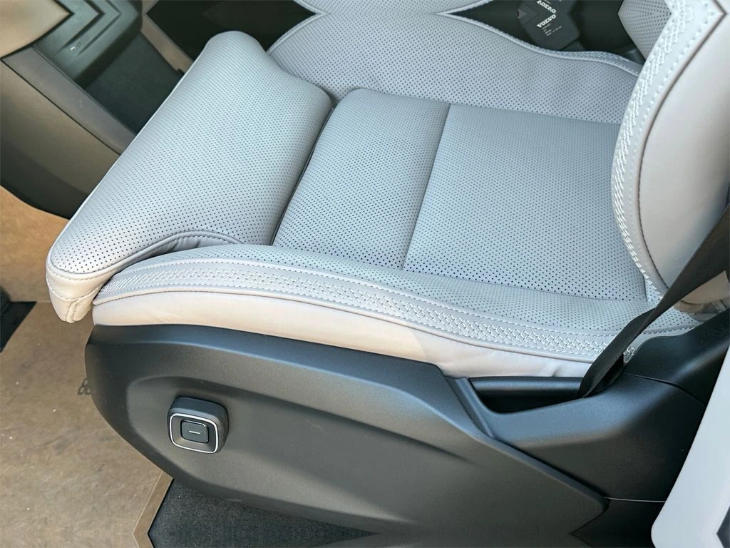 2026 Volvo - image 15