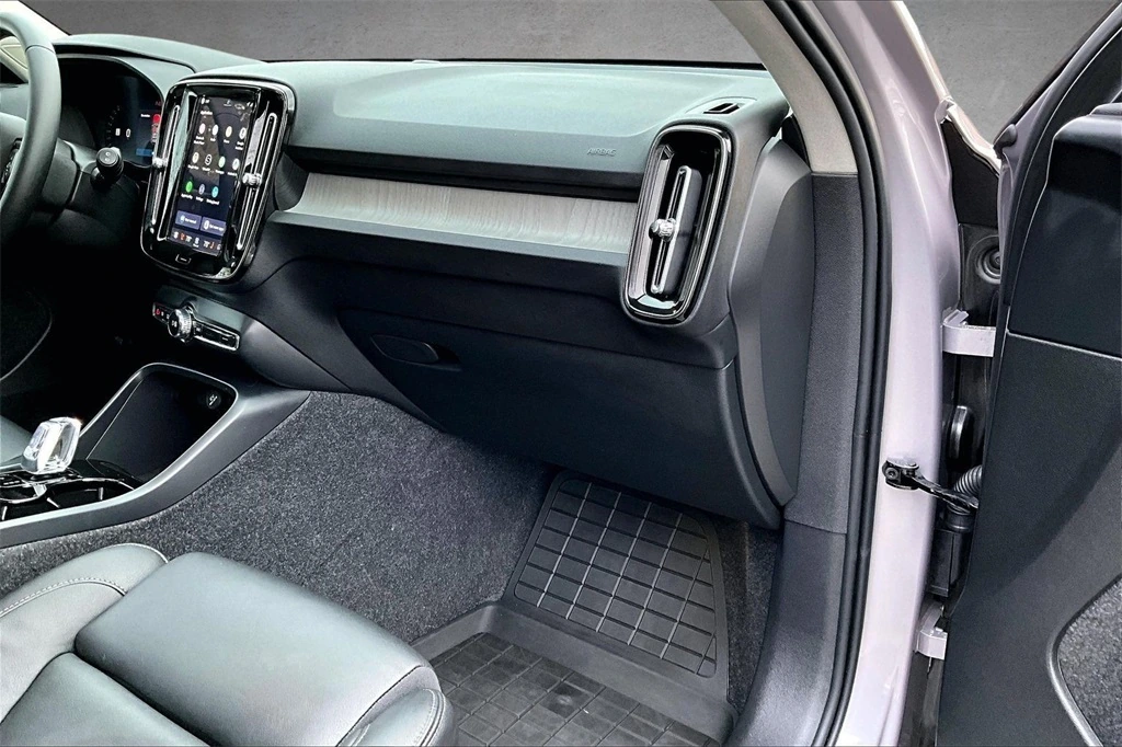 2026 Volvo - image 25