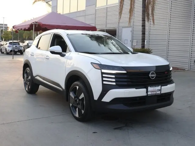 2025 Nissan Kicks SR's photo