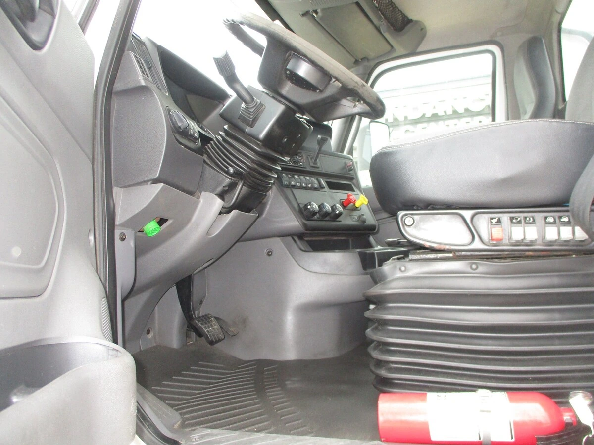 2019 International LT - image 12