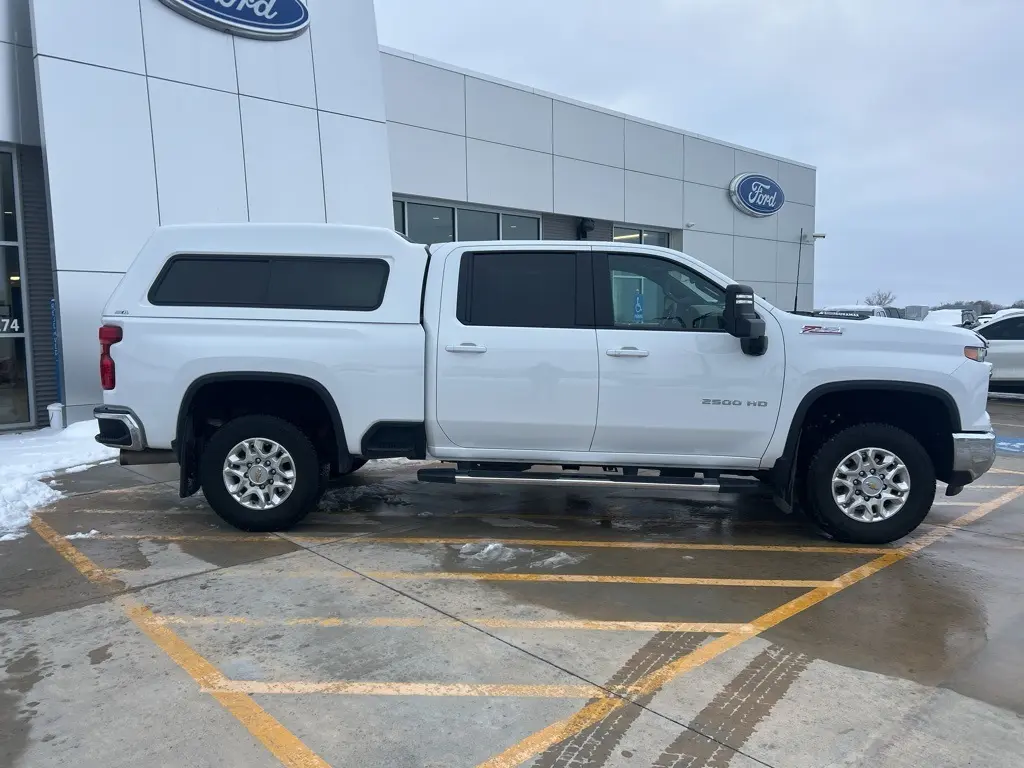 2025 Chevrolet Silverado 2500HD LT photo 2