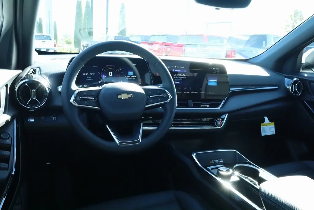 2026 Chevrolet Equinox LT photo 2