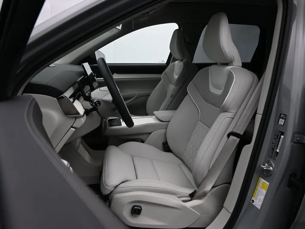 2025 Volvo - image 21
