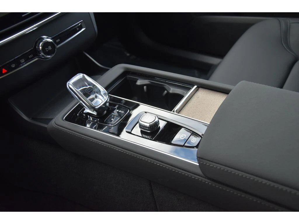 2026 Volvo - image 33