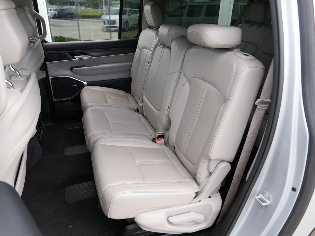 2023 Jeep Wagoneer L Series III - Photo 23