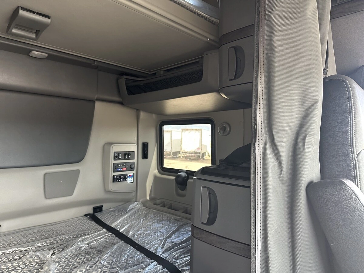 2027 International LT — photo 8