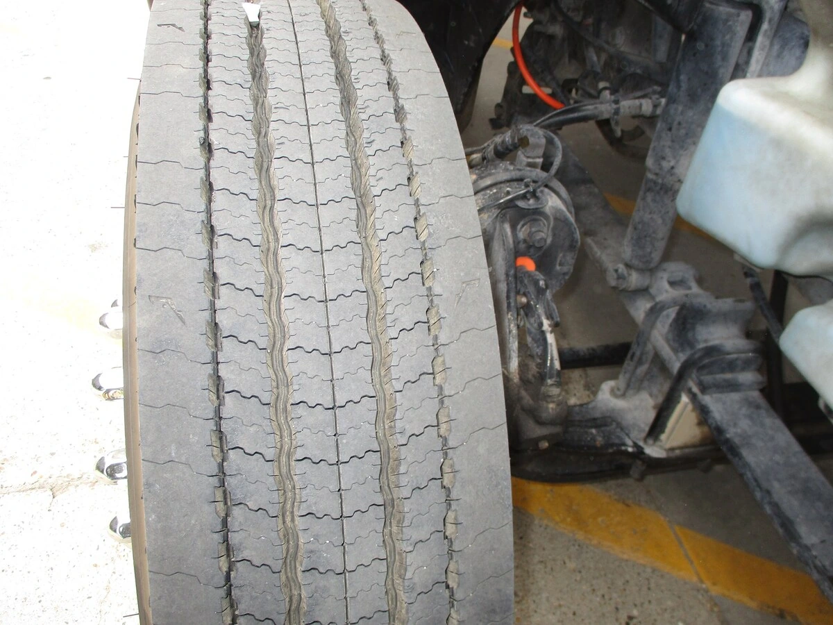 2019 International LT - image 7